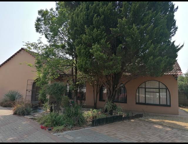 5 BEDROOM FREESTANDING FOR SALE IN STILFONTEIN EXT 4